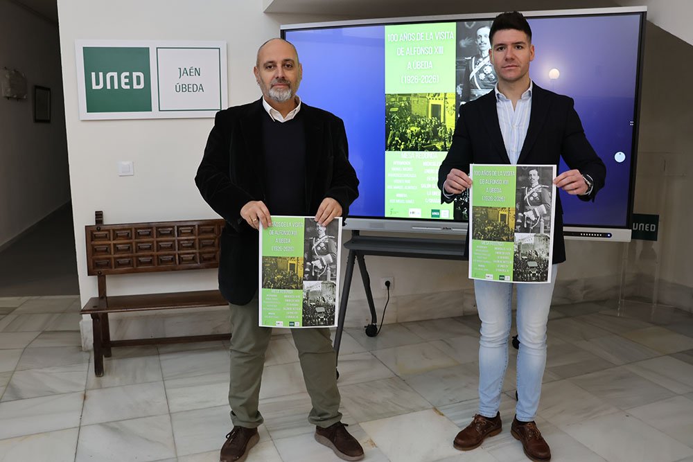 Vicente Ruiz y José Miguel Gámez presenta la mesa redonda.