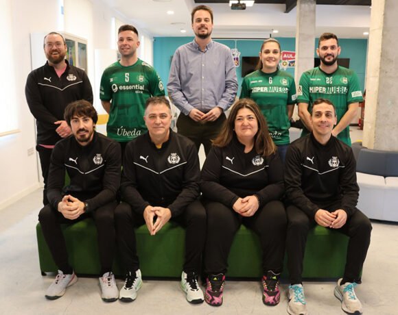 Francisco Javier Lozano, junto a miembros de la dirección del club.