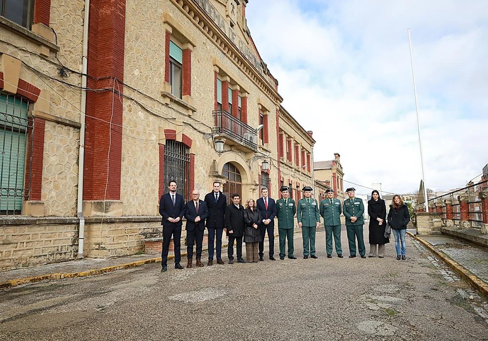 Autoridades y mandos de la Guardia Civil en una reciente visita a la academia de Úbeda.