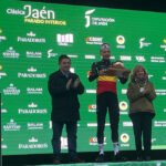 Francisco Reyes y Antonia Olivares, junto al ganador de la V Clásica Jaén Paraíso Interior, Tim Wellens.