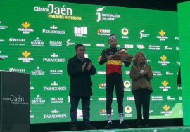 Francisco Reyes y Antonia Olivares, junto al ganador de la V Clásica Jaén Paraíso Interior, Tim Wellens.