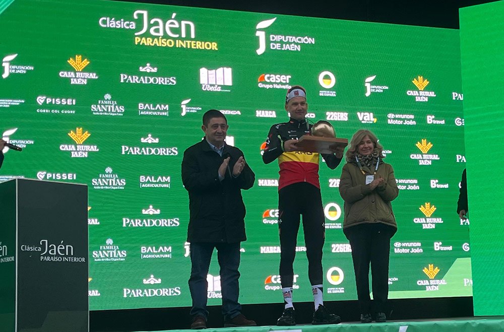 Francisco Reyes y Antonia Olivares, junto al ganador de la V Clásica Jaén Paraíso Interior, Tim Wellens.