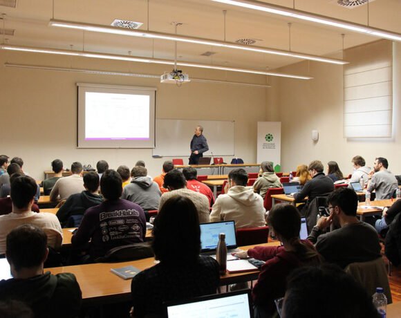 Una clase del diploma de experto en Fundamentos de Física Médica.
