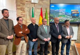 Autoridades presentes en la puesta de largo de este catálogo de ecoturismo del Parque Natural de Cazorla, Segura y Las Villas.