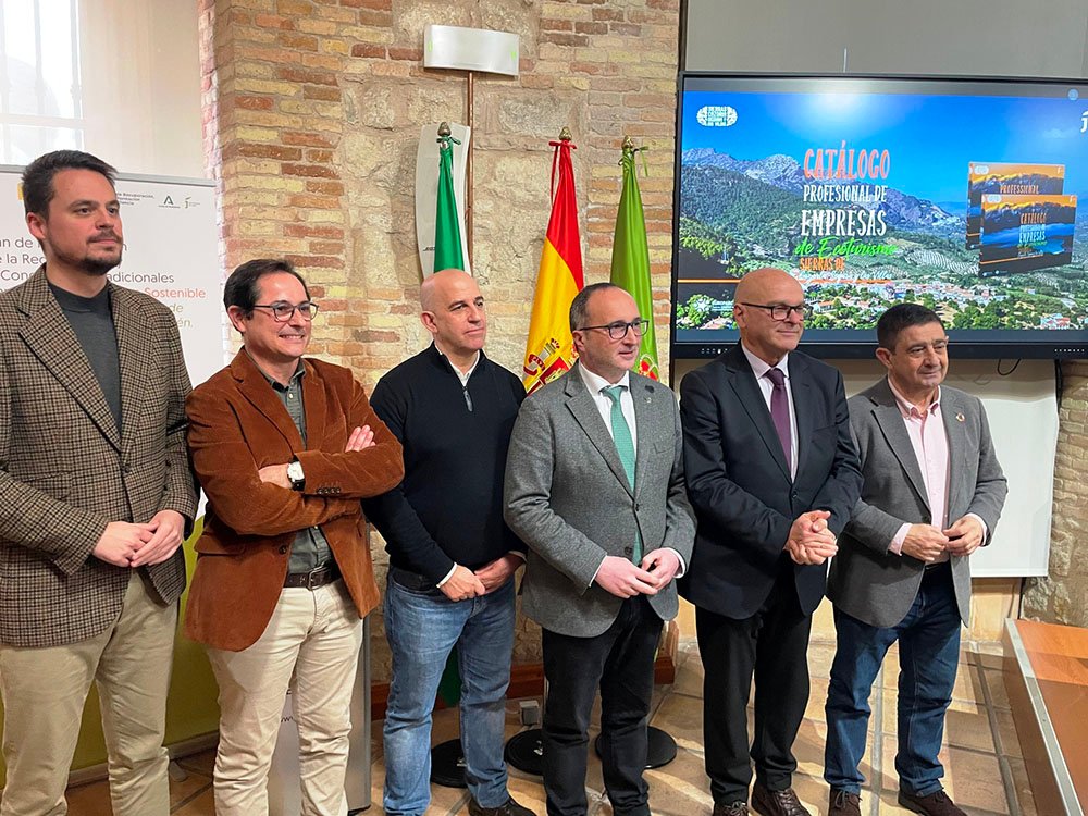Autoridades presentes en la puesta de largo de este catálogo de ecoturismo del Parque Natural de Cazorla, Segura y Las Villas.