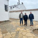 Francisco Reyes (c), en la visita oficial a Canena.