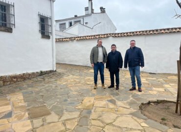 Francisco Reyes (c), en la visita oficial a Canena.