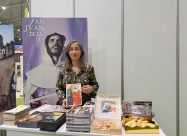La concejala de Turismo y Cultura, Elena Rodríguez, en el estand de Úbeda en la Feria de los Pueblos.