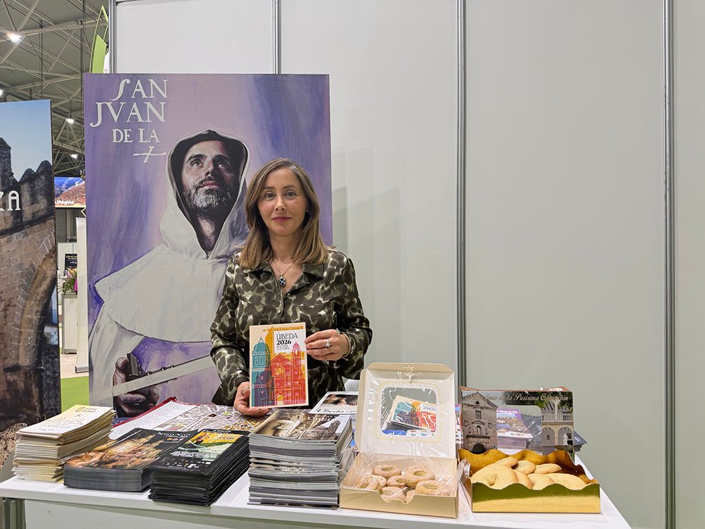 La concejala de Turismo y Cultura, Elena Rodríguez, en el estand de Úbeda en la Feria de los Pueblos.