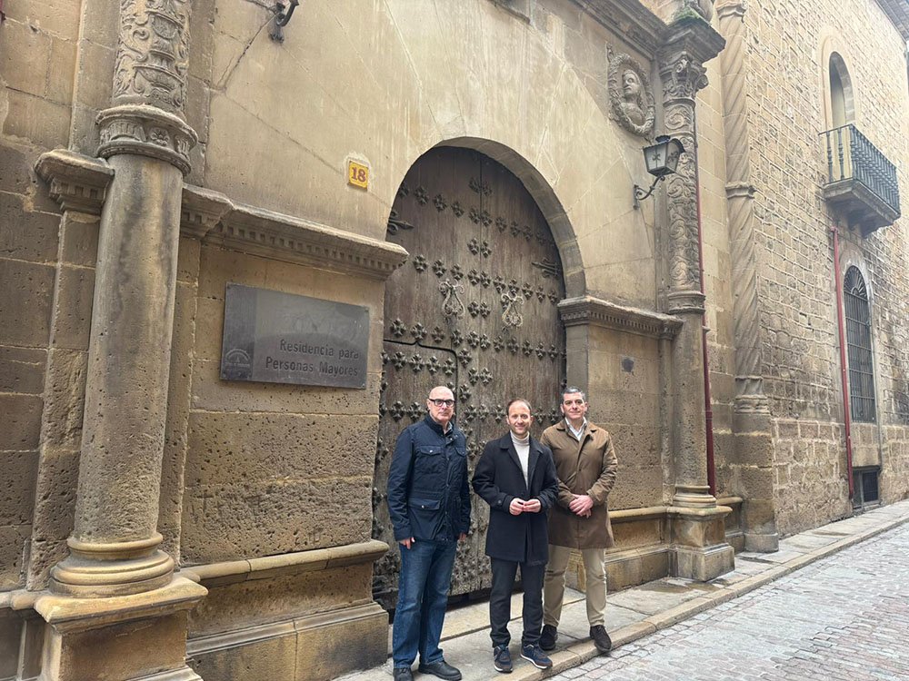 El presidente provincial del PP de Jaén, Erik Domínguez, durante su visita a Úbeda.