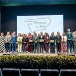 Foto de familia de autoridades y premiados.