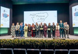 Foto de familia de autoridades y premiados.