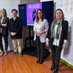 La diputada de Cultura y Deportes, África Colomo, y la directora de la Galería Renace, Patricia Galgani, presentes en el anuncio de la exposición 'Bajo la piel del sur' en Madrid.