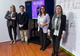 La diputada de Cultura y Deportes, África Colomo, y la directora de la Galería Renace, Patricia Galgani, presentes en el anuncio de la exposición 'Bajo la piel del sur' en Madrid.