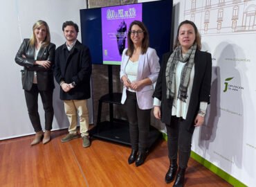 La diputada de Cultura y Deportes, África Colomo, y la directora de la Galería Renace, Patricia Galgani, presentes en el anuncio de la exposición 'Bajo la piel del sur' en Madrid.