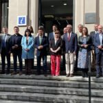 Foto de familia de la Corporación provincial ante las puertas del Centro de Interpretación Turísticas 'Jaén, Paraíso Interior'
