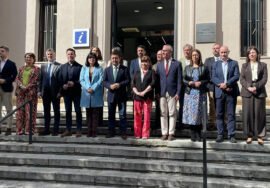 Foto de familia de la Corporación provincial ante las puertas del Centro de Interpretación Turísticas 'Jaén, Paraíso Interior'