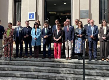 Foto de familia de la Corporación provincial ante las puertas del Centro de Interpretación Turísticas 'Jaén, Paraíso Interior'