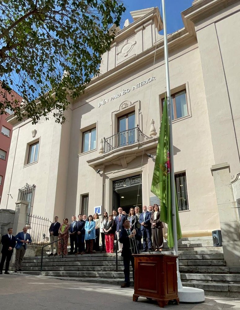 Durante el izado de bandera realizado por el presidente de la Diputación de Jaén