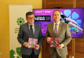 El rector de la UNIA, José Ignacio García (dcha), junto al director de la Sede Antonio Machado, José Manuel Castro, tras la presentación de los Cursos de Verano.
