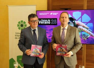 El rector de la UNIA, José Ignacio García (dcha), junto al director de la Sede Antonio Machado, José Manuel Castro, tras la presentación de los Cursos de Verano.