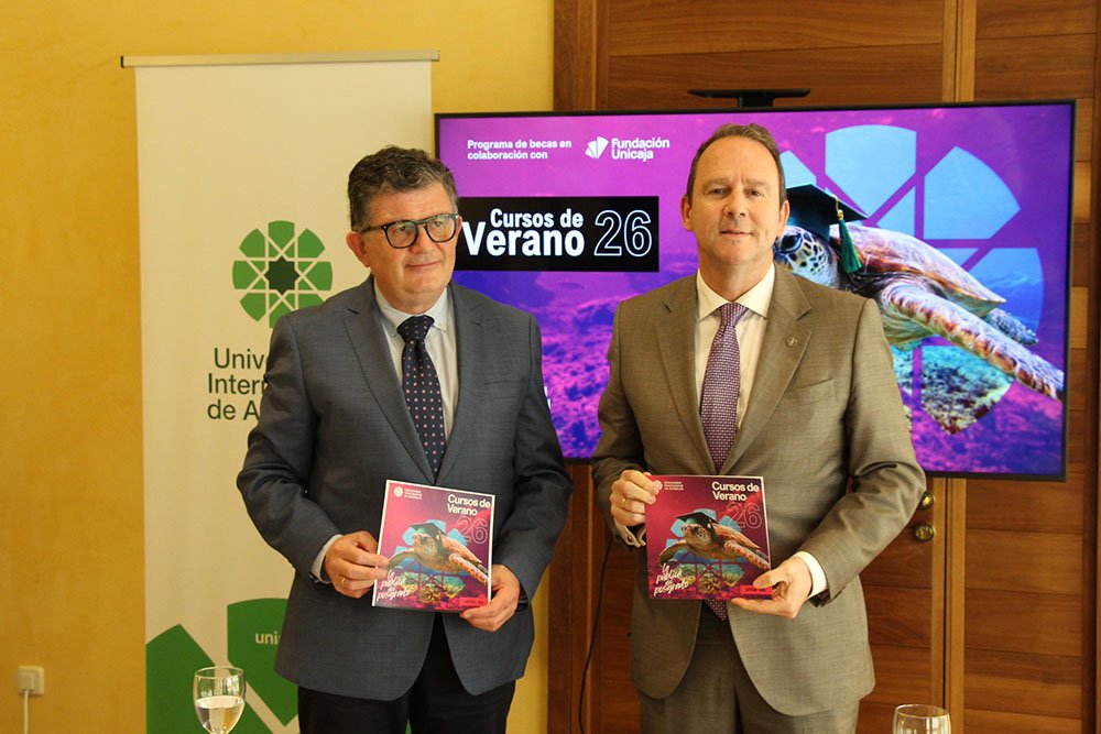 El rector de la UNIA, José Ignacio García (dcha), junto al director de la Sede Antonio Machado, José Manuel Castro, tras la presentación de los Cursos de Verano.