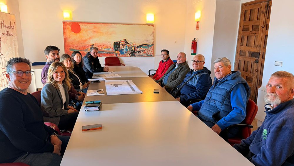 Reunión con residentes de la calle Villacarrillo.