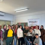 Natalia Pérez junto a los asistentes al taller adiciones a videojuegos y nuevas tecnologías.