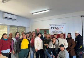 Natalia Pérez junto a los asistentes al taller adiciones a videojuegos y nuevas tecnologías.