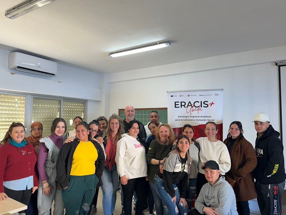 Natalia Pérez junto a los asistentes al taller adiciones a videojuegos y nuevas tecnologías.