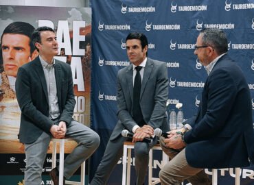 Encuentro de Emilio de Justo con los aficionados en Baeza