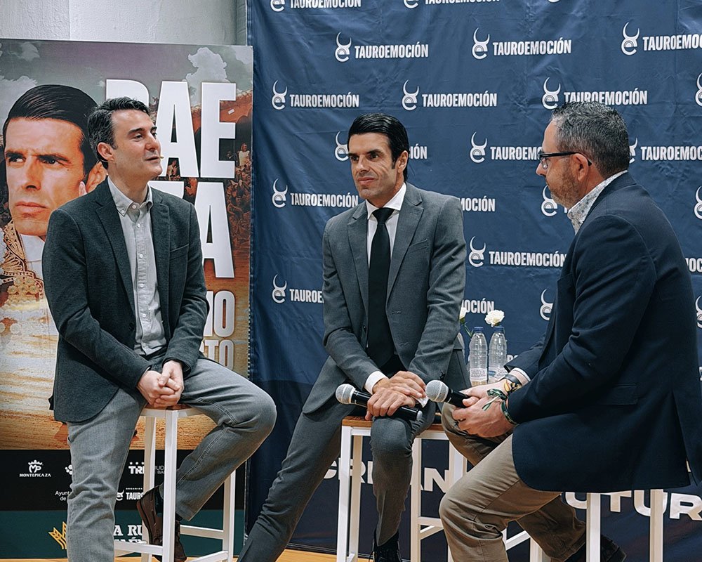 Encuentro de Emilio de Justo con los aficionados en Baeza