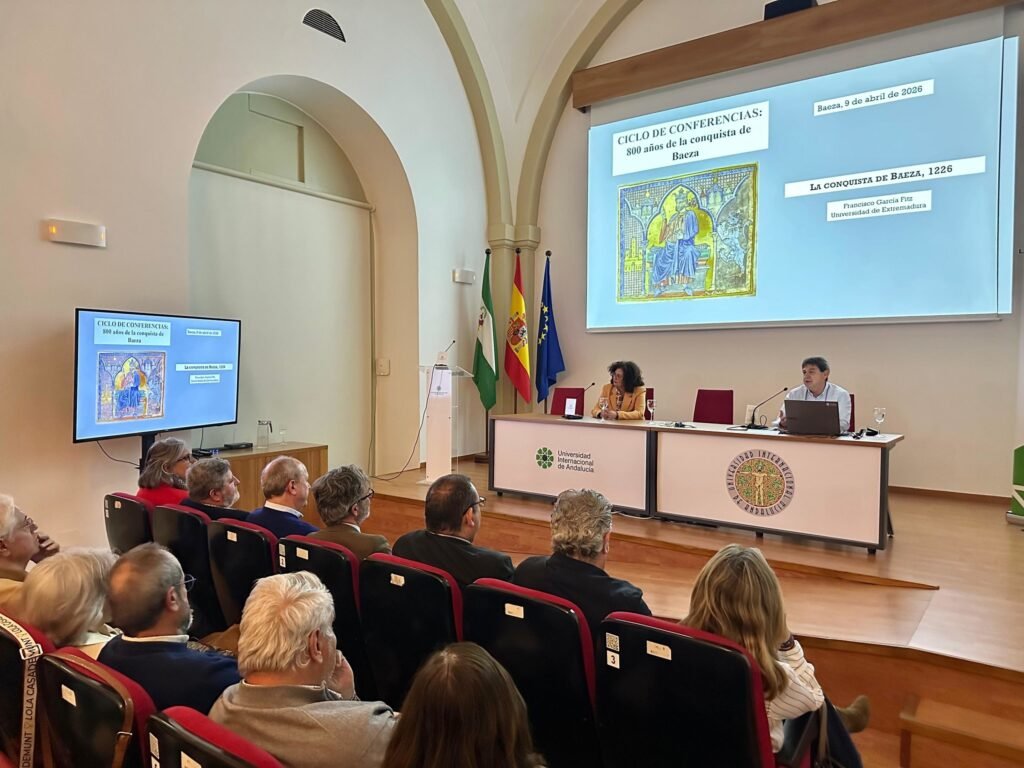 El catedrático de Historia de la Universidad de Extremadura, Francisco García, junto a la catedrática de Historia Medieval de la Universidad de Sevilla, Mª Antonia Carmona, durante la conferencia 'La conquista de Baeza'.