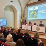 El catedrático de Historia de la Universidad de Extremadura, Francisco García, junto a la catedrática de Historia Medieval de la Universidad de Sevilla, Mª Antonia Carmona, durante la conferencia 'La conquista de Baeza'.