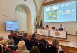 El catedrático de Historia de la Universidad de Extremadura, Francisco García, junto a la catedrática de Historia Medieval de la Universidad de Sevilla, Mª Antonia Carmona, durante la conferencia 'La conquista de Baeza'.