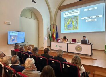 El catedrático de Historia de la Universidad de Extremadura, Francisco García, junto a la catedrática de Historia Medieval de la Universidad de Sevilla, Mª Antonia Carmona, durante la conferencia 'La conquista de Baeza'.