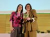 La concejala de Igualdad, María de los Ángeles Moreno, recoge el premio en Córdoba, reafirmando el compromiso con políticas de igualdad.