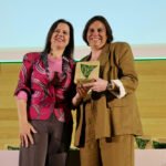 La concejala de Igualdad, María de los Ángeles Moreno, recoge el premio en Córdoba, reafirmando el compromiso con políticas de igualdad.