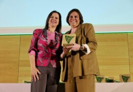 La concejala de Igualdad, María de los Ángeles Moreno, recoge el premio en Córdoba, reafirmando el compromiso con políticas de igualdad.
