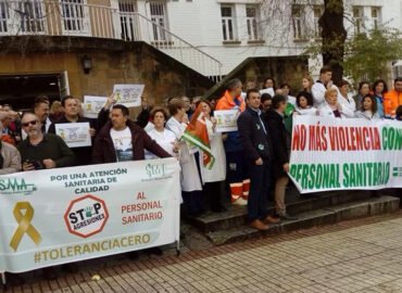 Archivo - Imagen de archivo de una concentración contra las agresiones al personal sanitario.