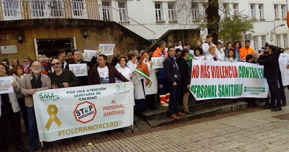 Archivo - Imagen de archivo de una concentración contra las agresiones al personal sanitario.