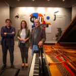 Javier Perianes (izq) junto a África Colomo y Albert Attenelle como presidente del jurado.