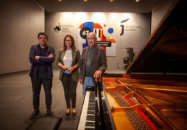 Javier Perianes (izq) junto a África Colomo y Albert Attenelle como presidente del jurado.