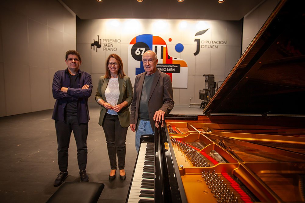 Javier Perianes (izq) junto a África Colomo y Albert Attenelle como presidente del jurado.