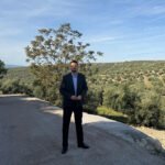 El concejal de Agricultura, Francisco Javier Lozano, durante su visita al camino de Valdeilivas.