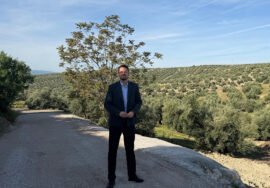 El concejal de Agricultura, Francisco Javier Lozano, durante su visita al camino de Valdeilivas.