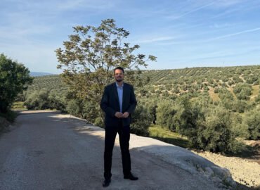 El concejal de Agricultura, Francisco Javier Lozano, durante su visita al camino de Valdeilivas.