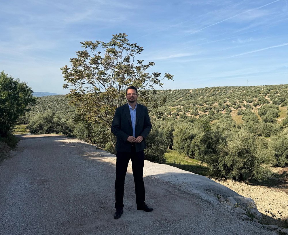 El concejal de Agricultura, Francisco Javier Lozano, durante su visita al camino de Valdeilivas.