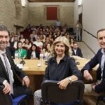 El secretario de Estado de Educación, Abelardo de la Rosa, junto a el secretario general del PSOE de Jaén, Juan Latorre, y la alcaldesa y secretaria general del PSOE de Úbeda, Toni Olivares, durante el foro sobre educación organizado por el PSOE.