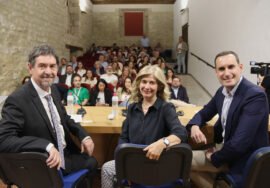 El secretario de Estado de Educación, Abelardo de la Rosa, junto a el secretario general del PSOE de Jaén, Juan Latorre, y la alcaldesa y secretaria general del PSOE de Úbeda, Toni Olivares, durante el foro sobre educación organizado por el PSOE.
